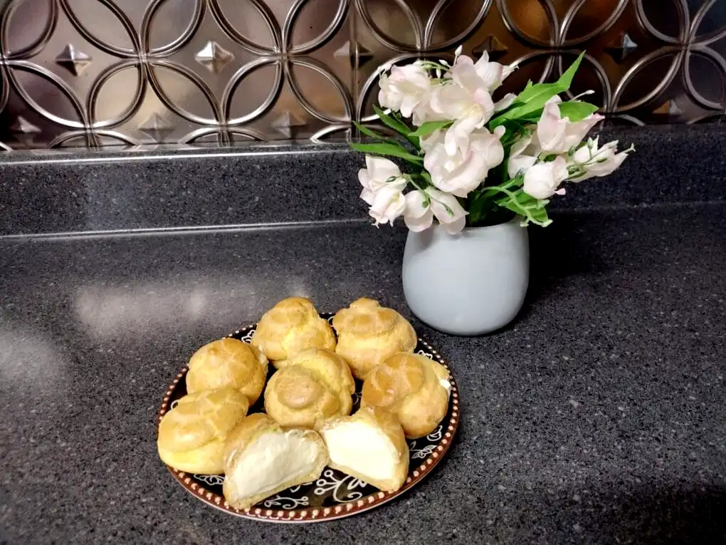 cream-puffs-on-plate.