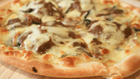 garlic aioli beef pizza