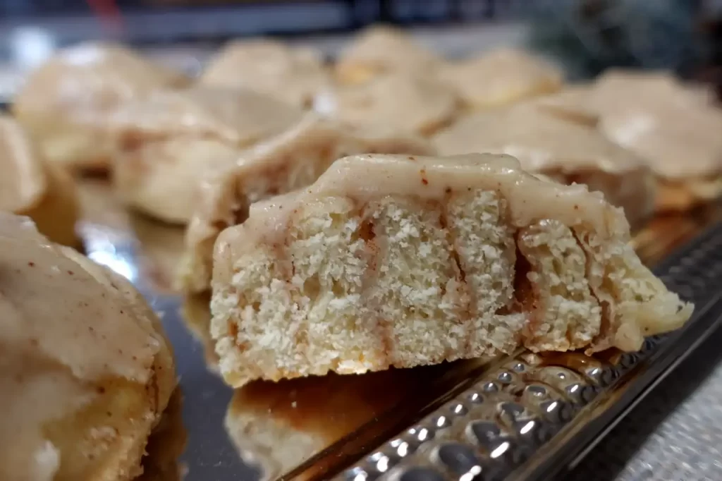 cinnamon-roll-cookie-cut-in-half-showing-inside-cinnmaon-swirsl.