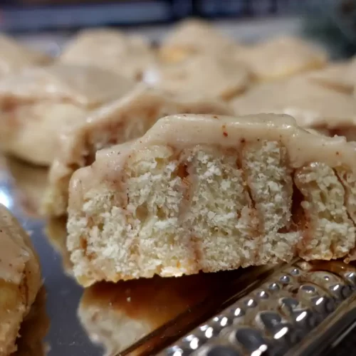 cinnamon-roll-cookie-cut-in-half-showing-inside-cinnmaon-swirsl.