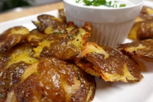 close-up-smashed-garlic-baby-potatoes