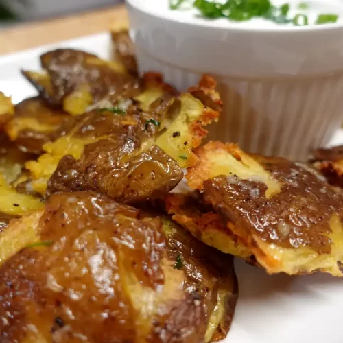 close-up-smashed-garlic-baby-potatoes