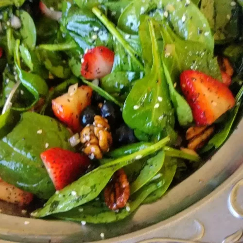 close-up-spinach-salad