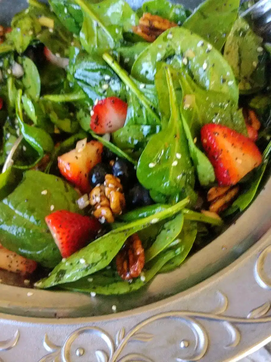 close-up-spinach-salad