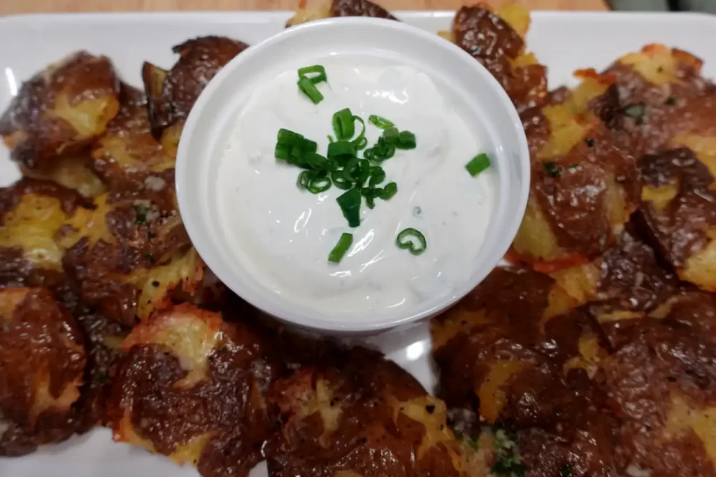top-view-smashed-garlic-baby-potatoes-with-sour-cream-dip.