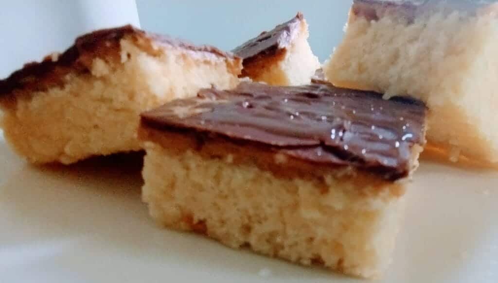 3 tandy cake squares on a white plate