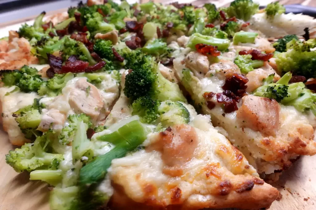 chicken alfredo pizza with slice