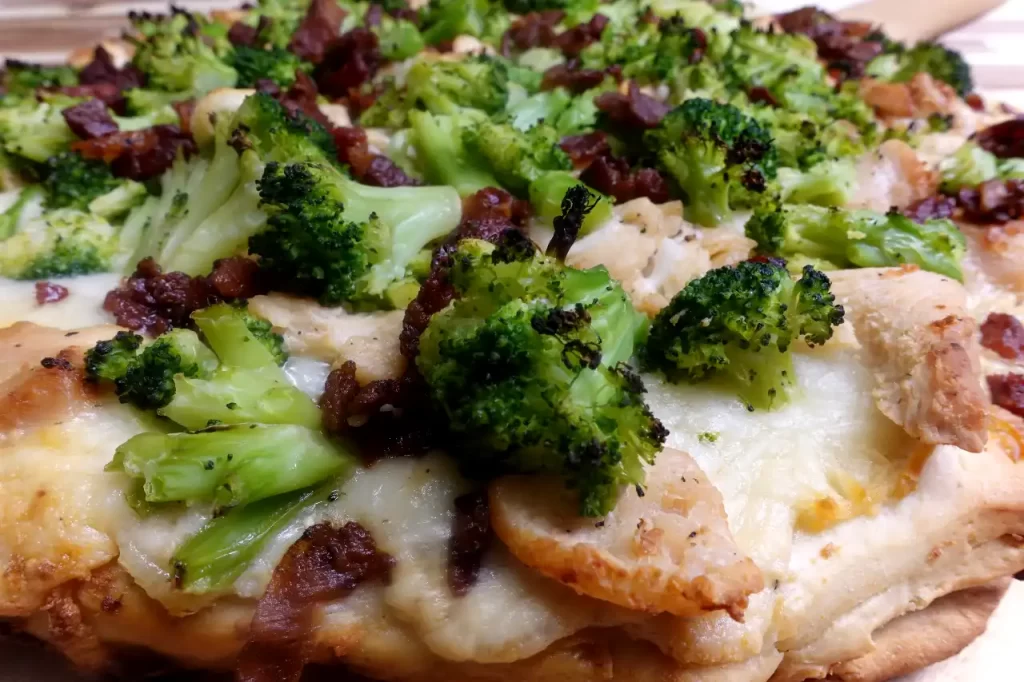 close-up-chicken-alfredo-pizza-