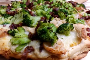 close-up-chicken-alfredo-pizza-