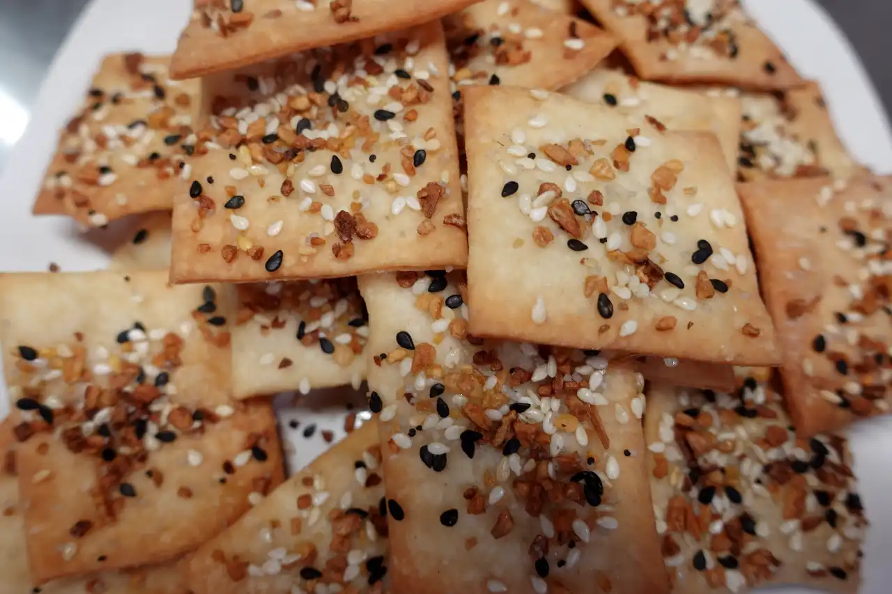 top-view-homemade-everything-crackers.