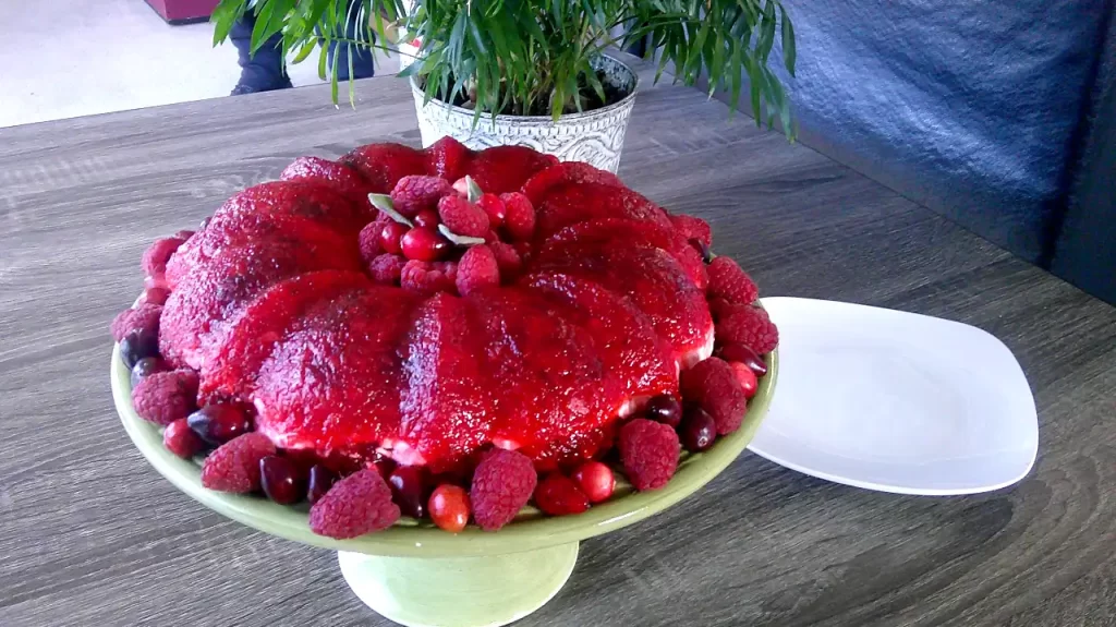 cranberry-orange-ring-on-cake-stand.