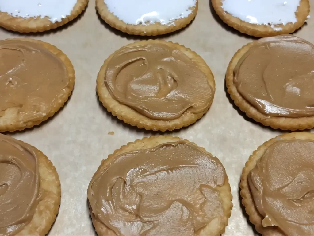 ritz-cookies-with-peanut-butter-and-marshmallow-cream.