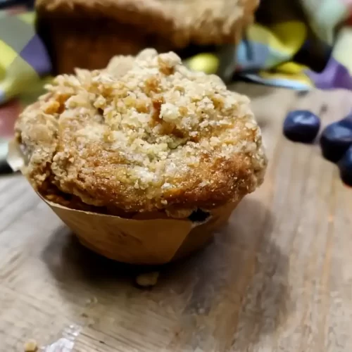 single-blueberry-muffin-on-wooden-table-with-fresh-blueberries