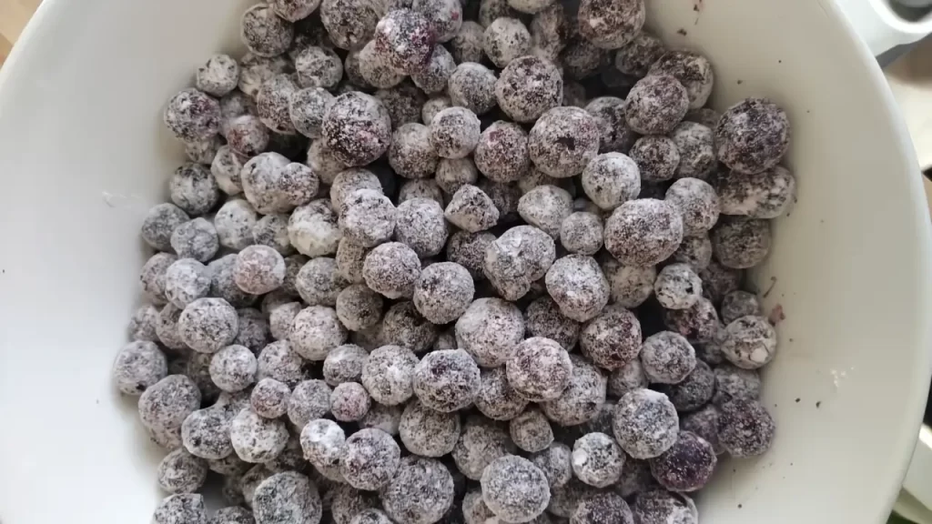 blueberries-dusted-with-flour