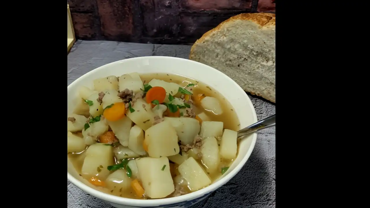 hamburger-potato-soup-served-with-bread.