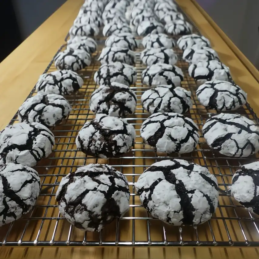 chocolate-crinkle-cookies-on-cooling-rack.