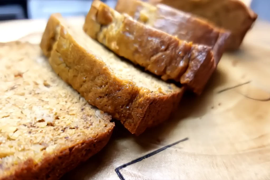 banana-bread-on-wooden-tray-sliced