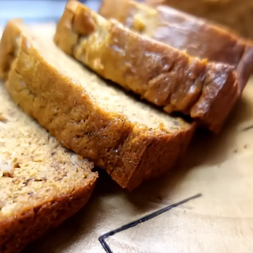 banana-bread-on-wooden-tray-sliced