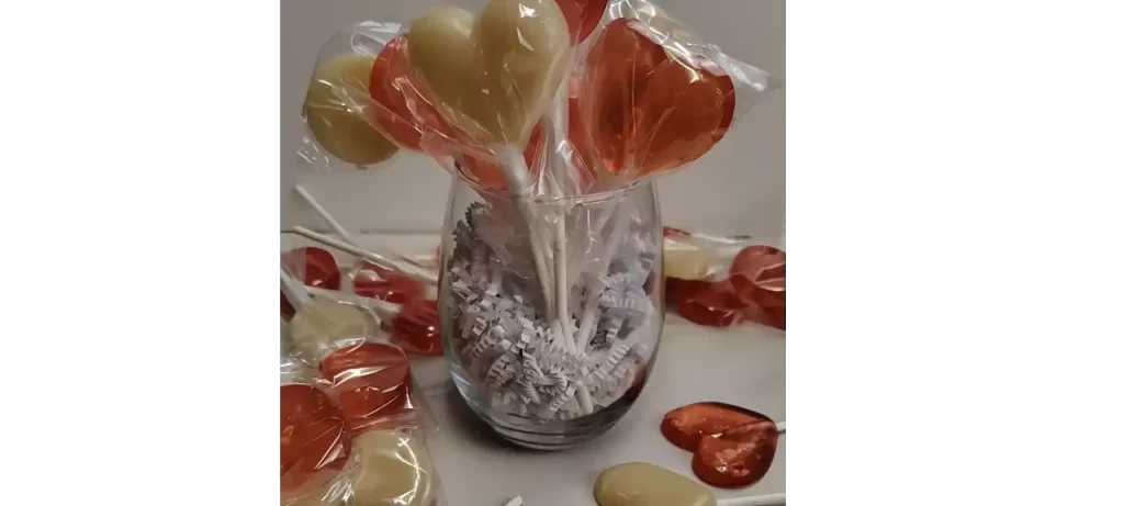 display-heart-shaped-and-round-lollipop