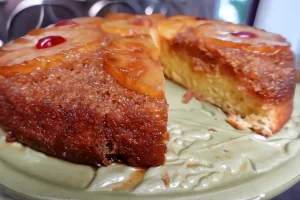 pineapple-upside-down-cake-on-green-pedistal