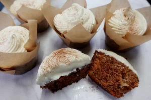 close-up-carrot-cake-cupcakes