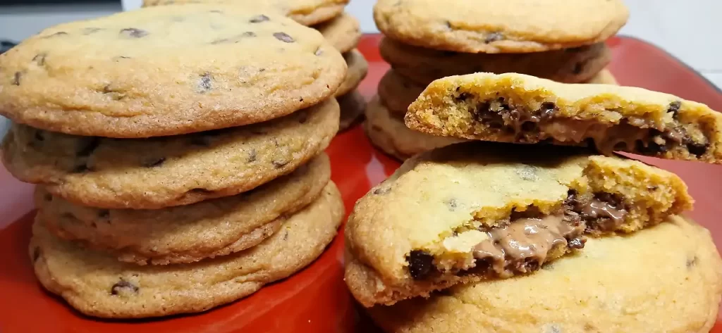 red-plate-with-reeses-stuffed-chocolate-chip-cookies