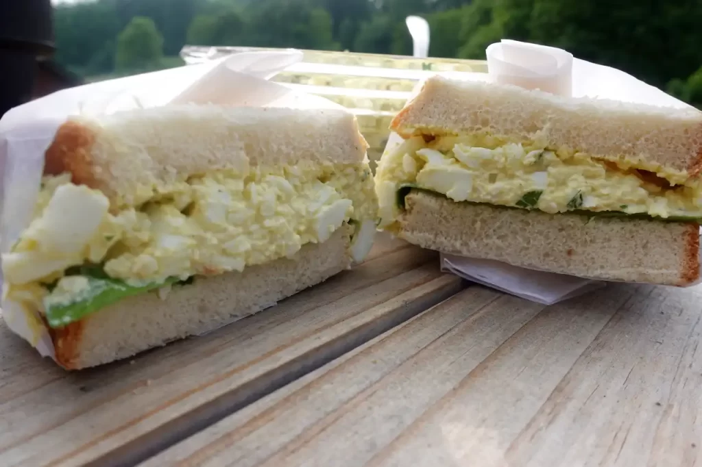 

sandwich-cut-in-half.