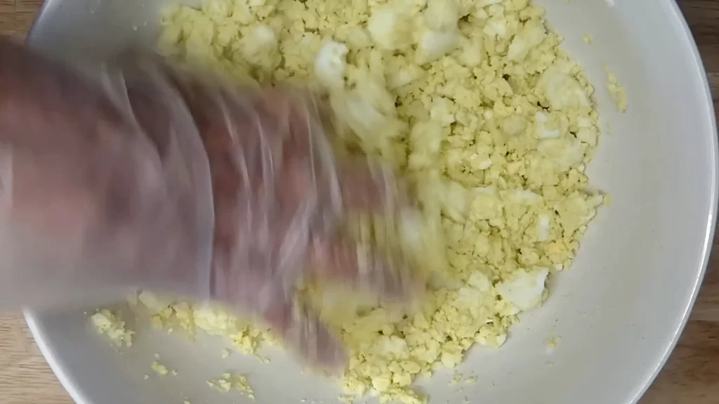 smashing-eggs.