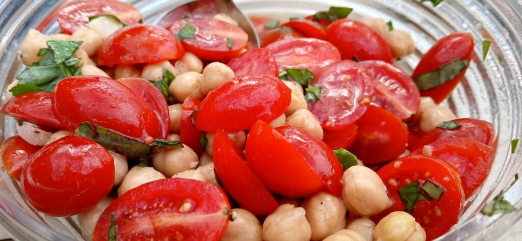 tomato-basil-chickpea-salad-closeup