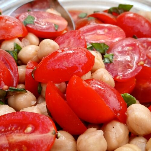 tomato-basil-chickpea-salad-closeup