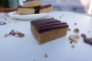 single-lunch-lady-bar-up-close