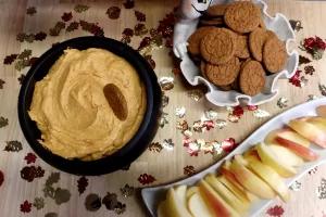 top-view-pumpkin-dip-with-gingersnaps-and-apples.