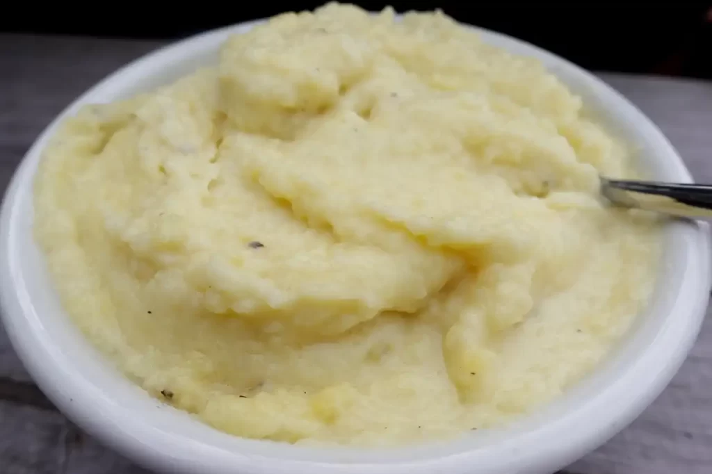 bowl-of-creamy-mashed-potatoes.