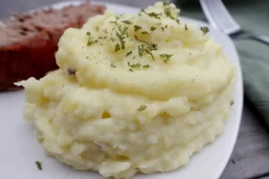 close-cup-creamy-mashed-potoatoes