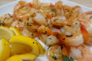 butter-garlic-shrimp-up-close-image-with-lemon
