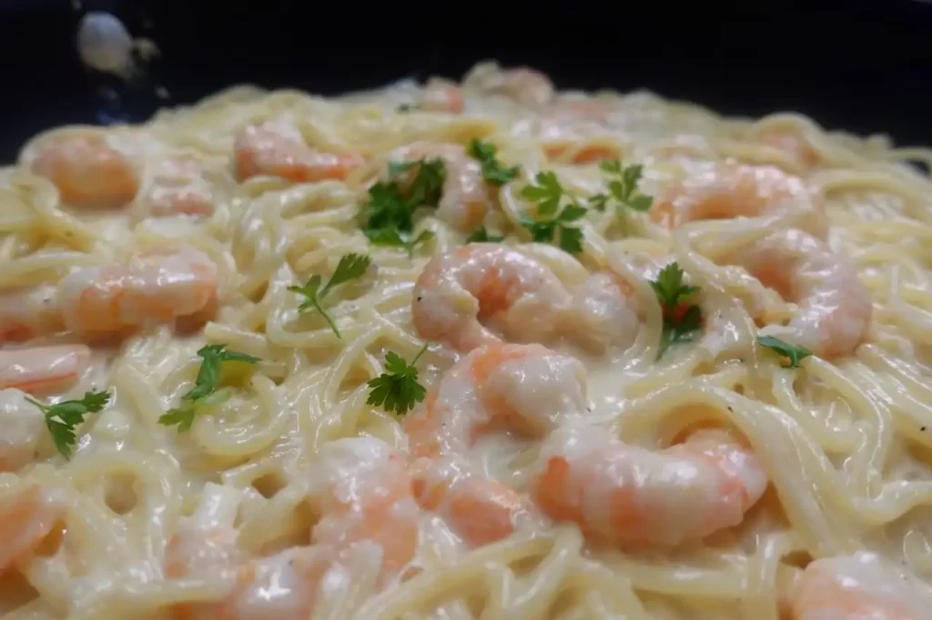 quick-shrimp-alfredo-close-up.