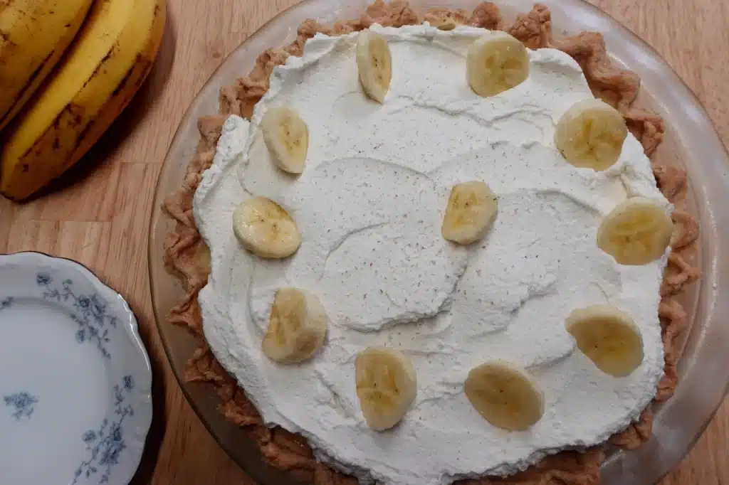 top-view-banana-cream-pie.