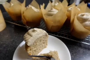 cinnamon-vanilla-cupcakes-close-up