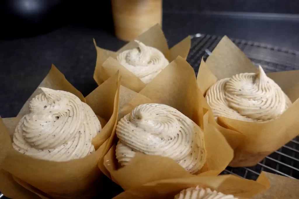 cinnamon-vanilla-cupcakes-swirled-icing