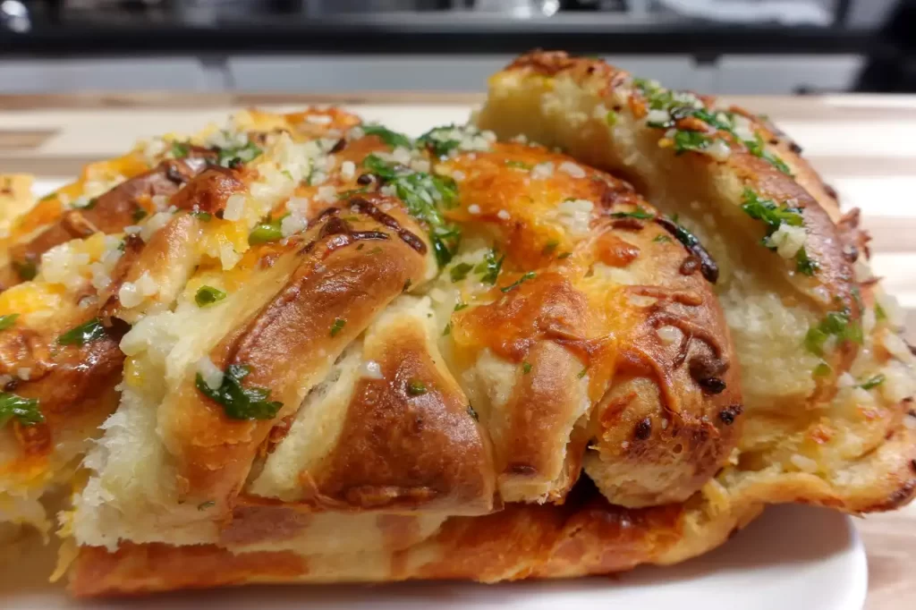 close-up-cheesy-garlic-pull-apart-bread.