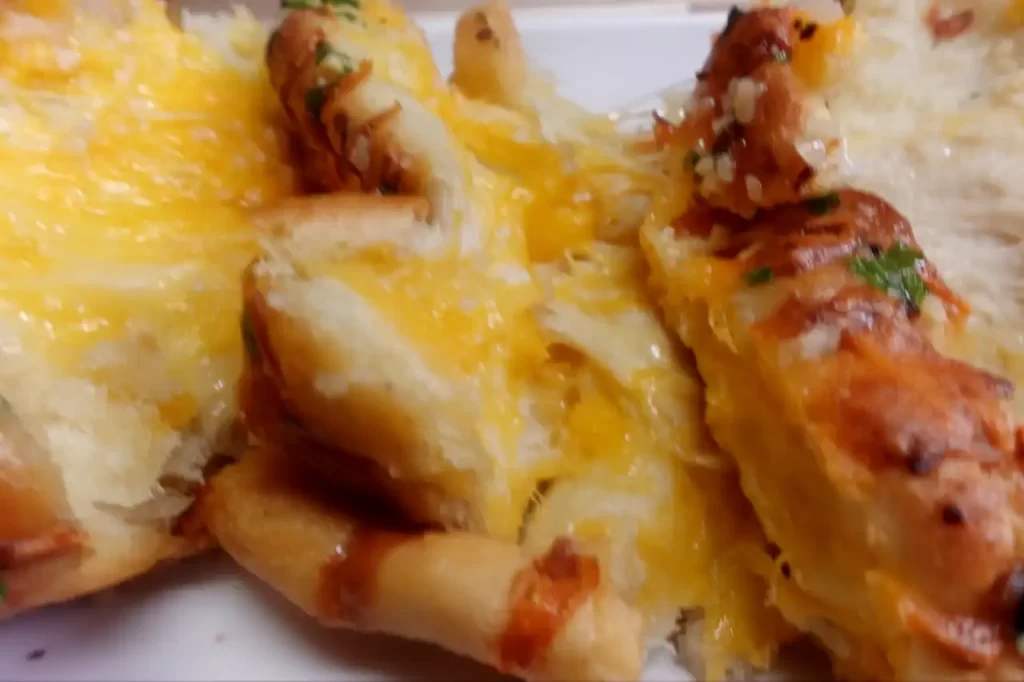 shot-of-cheesy-garlic-pull-apart-bread-up-close.