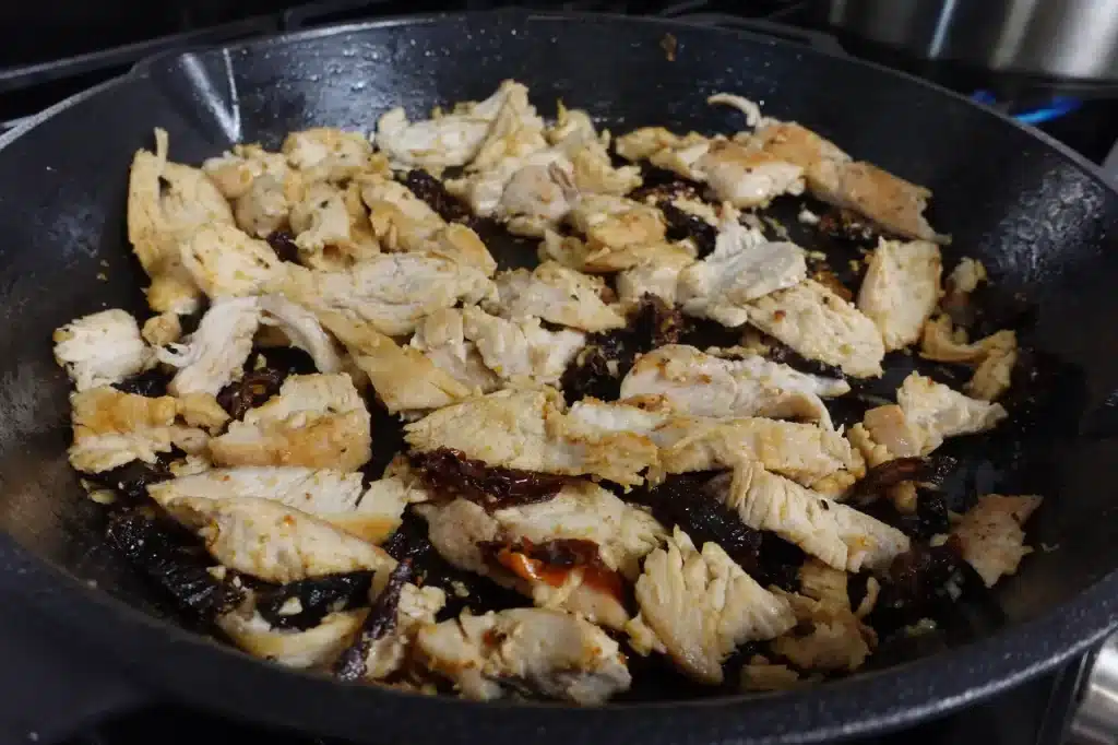 chicken-in-cast-iron-skillet-with-sun-dried-tomatoes.