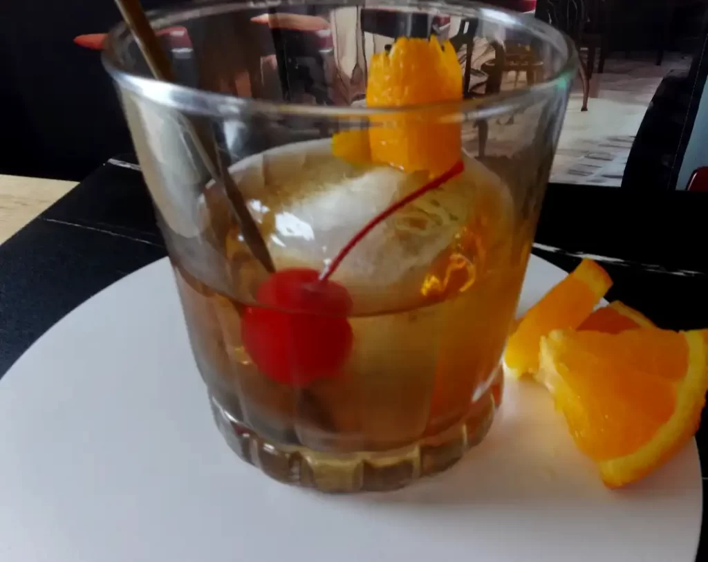 close-up-brown-sugar-rum-old-fashioned-with-oranges.