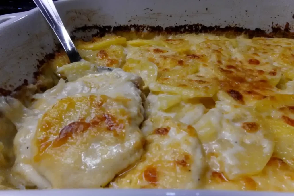 close-up-creamy-scalloped-potatoes.