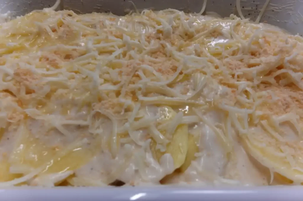 prepared-creamy-scalloped-potatoes-ready-for-the-oven.