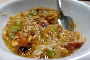 french-onion-cheesy-orzo-in-white-serving-bowl