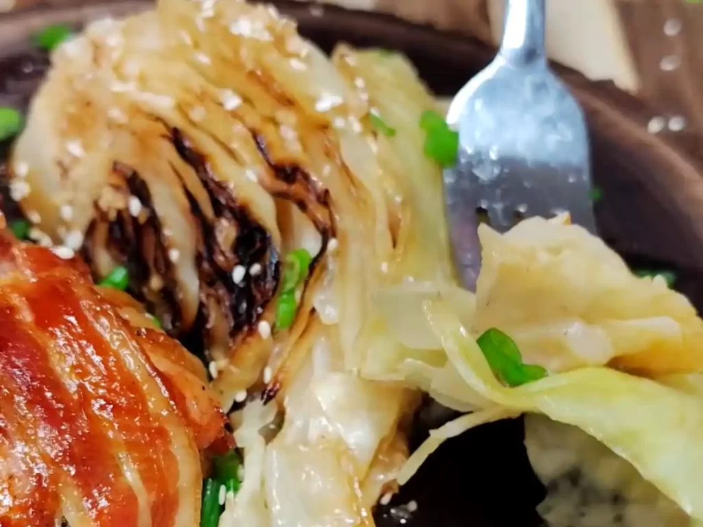 close-up-sweet-garlic-cabbage-with-fork-cut.