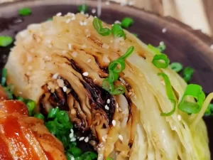 close-up-sweet-garlic-chili-cabbage-on-serving-plate.