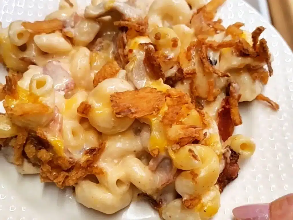 close-up-of-loaded-bacon-chicken-pasta-bake-on-serving-plate