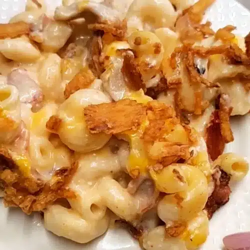 close-up-of-loaded-bacon-chicken-pasta-bake-on-serving-plate